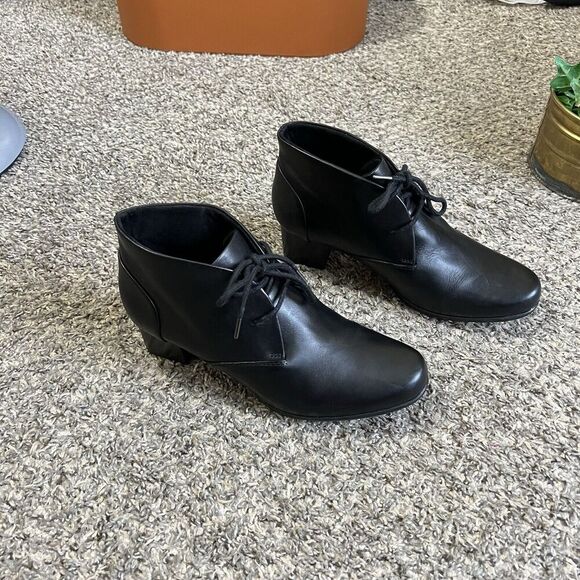 Clarks Damson Tie Black Leather Ankle Chukka Boots Size US 8 Block Heel Comfort - Picture 3 of 10